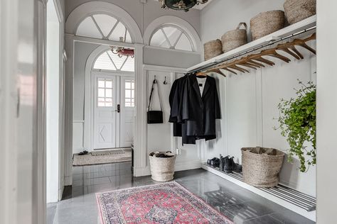 Stor Hall Inspiration, Swedish Houses, Koti Diy, Entry Stairs, Beautiful Entryways, Home Id, House Interior Decor, House Goals, Entrance Hallway