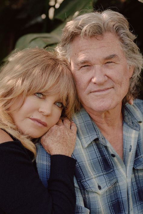 Goldie Hawn & Kurt Russell Goldie Hawn Movies, Netflix Holiday Movies, 70s Celebrities, Goldie Hawn Kurt Russell, Mr And Mrs Claus, Kurt Russell, Hollywood Couples, Goldie Hawn, The Best Films