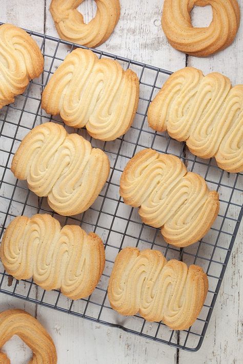 Spritsen - Dutch cookies recipe - Ohmydish Dutch Bakery, Dutch Cookies, Food Stamps, Dutch Recipes, Bakery Cafe, Homemade Cookies, Latest Recipe, Cookie Sheet, Find Recipes