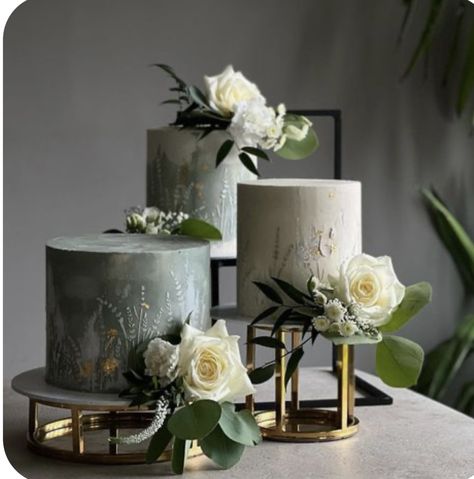 Sage Green Cake Ideas, Bridesmaid Dresses Grey, Sage Green And Grey, Sage Green Bridesmaid Dresses, Sage Green Bridesmaid, Wedding Cake Dessert Table, Ideas Matrimonio, Penguin Cake, Sage Green Wedding Colors