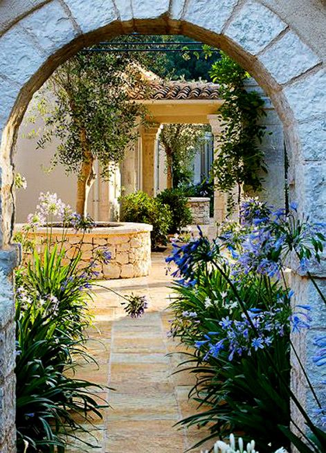 Greek Garden, Small Courtyard Gardens, Courtyard Gardens Design, Small Courtyards, Italian Garden, Have Inspiration, Mediterranean Garden, Garden Gate, Gorgeous Gardens