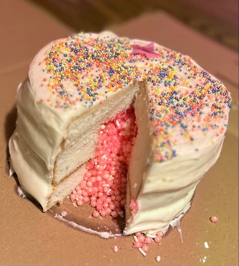 Gender Determination Cake, Gender Reveal Baking Ideas, Gender Reveal Cake Inside, Stuffed Cake, Cake Gender Reveal, Gender Determination, Pink Sprinkles, Inside Cake, Cake Girl