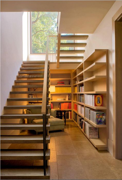 Wade Design Architects, working with Total Concepts homebuilders, created a library and reading area under the main stairs in a Bennett Valley, California weekend house. Photography by John Costill & Paul Dyer Space Under Stairs, درج السلم, Contemporary Staircase, House Organisation, Stair Case, Seni Dan Kraf, Home Library Design, Home Stairs Design, Lodge Decor