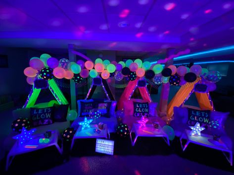 Glow In The Dark Tent Party, Glow Slumber Party, Neon Slumber Party Ideas, Neon Slumber Party, Glow In The Dark Teepee Party, Neon Teepee Party, Birthday Tents Sleepover, Birthday Party Sleepover Tents, Neon Lights Party