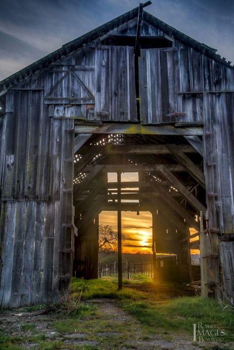 Barn Pictures, Country Barns, Barns Sheds, Farm Barn, Country Scenes, Beautiful Pics, Old Barns, Old Farm, Old Barn