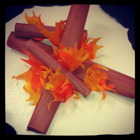 Camp fire week with the two's class. Tissue paper and construction paper. Flames Template, Church Christmas Party, Fire Crafts, Paper Fire, Ward Christmas Party, Bethlehem Christmas, Template Images, Christmas Stage, Children's Church Crafts