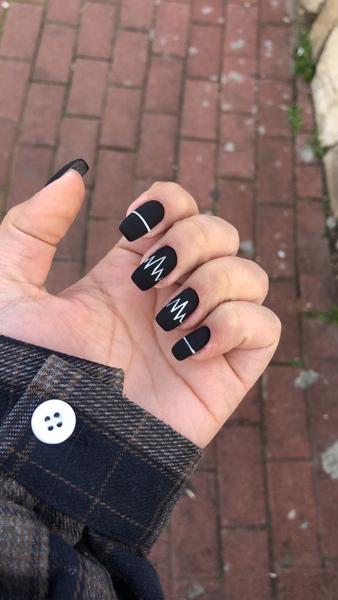 Nails For Tomboys, Tomboy Nails, Monkey Nails, Spooky Nail Designs, Teacher Nails, 5sos Nails, Music Nails, Halloween Nail Art Ideas, Rock Nails