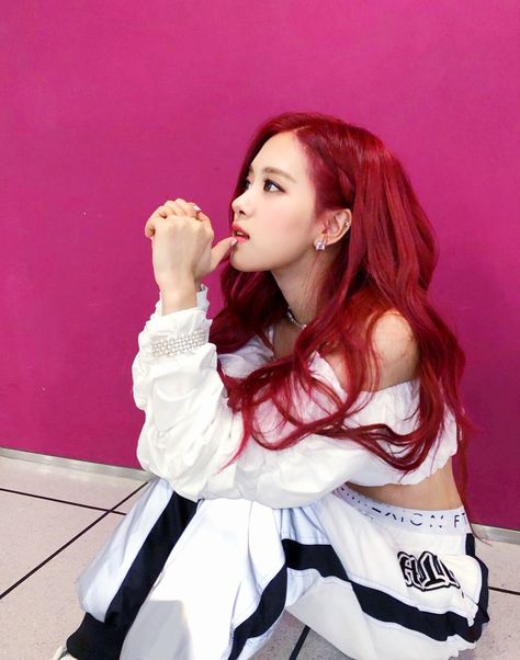 BLACKPINK - Rosé #kpop Rosé Red Hair, Blackpink Rosé Instagram, Rosé Instagram Update, Yg Artist, Red Hair Inspo, Roseanne Park, Rosé Instagram, Rose Blackpink, Rose Park