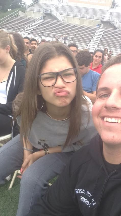 Zendaya Glasses, Zendaya 2014, Mode Zendaya, Graduation Pictures High School, Zendaya Maree Stoermer Coleman, Zendaya Style, Zendaya Coleman, Graduation Pictures, High School Graduation