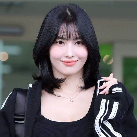 twice momo airport icons Kpop Short Hair, Twice Momo, Momo Twice, Short Bangs, Hairstyles For Layered Hair, Sana Momo, Hirai Momo, Hair Stylist Life, Short Hair With Bangs