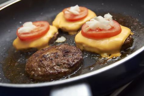 Pan Fried Hamburgers, Pan Burgers, Cooking Burgers, How To Make Burgers, How To Make Hamburgers, Juicy Hamburgers, Hamburgers Grilled, How To Cook Meatballs, How To Cook Burgers