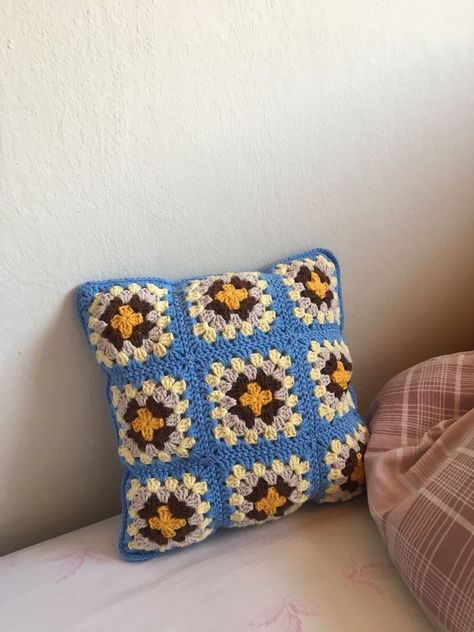 Pillow Granny Square Crochet, Cushion Covers Crochet, Pillow Case Knitting Pattern, Crochet Pillow Case Granny Squares, Granny Square Pillows, Crochet Pillow Granny Square, Crochet Pillow Cover Granny Square, Crocheted Pillow Covers, Granny Square Pillow Case