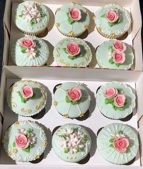 Vintage Birthday Cupcakes, Bridgerton Cupcake Ideas, Vintage Cupcake Designs, Vintage Style Cupcakes, Vintage Cupcakes Ideas, Tea Party Cupcakes Ideas, Cottage Core Cupcakes, Bridgerton Cupcakes, 17th Birthday Cupcakes