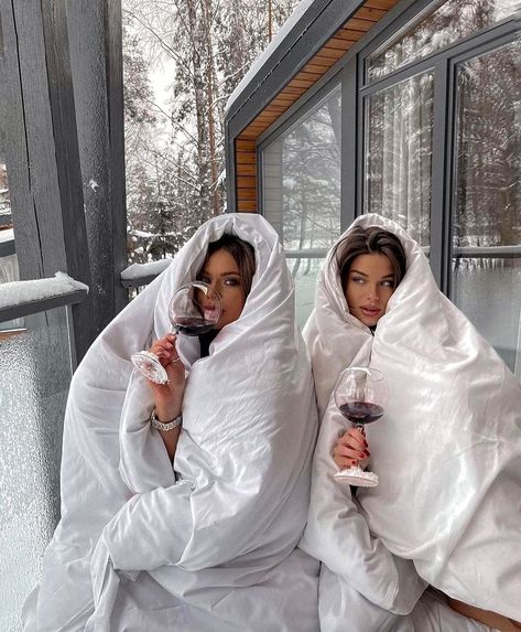 Winter Pose Ideas, Winter Wellness Aesthetic, Winter Cabin Bachelorette Party Ideas, Cabin Trip Outfit, 2025 Manifestation, Girls Ski Trip, Bachelorette Vibes, Ski Trip Aesthetic, Winter Bachelorette