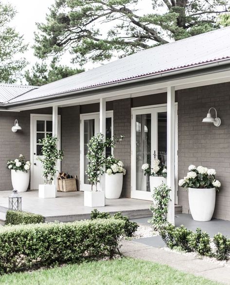 Grey painted brick with white accents - love this! Closed In Front Porch Ideas, Grey Painted Brick, Exterior Barn Lights, Painted Brick House, Porch Plants, Gray House, Casa Country, Pintura Exterior, Brick Exterior House