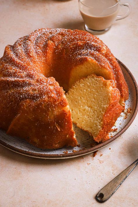 Ciambellone, is a classic Italian cake, made on Sundays morning and enjoyed through out the week during breakfast and a snack. The cake is made with simple ingredients and is tender, soft with a hint of zesty lemon flavor. Twinkie Cake, Lemon Pound Cake Recipe, Yummy Deserts, Italian Breakfast, Sweet Cornbread, Corn Cakes, Lemon Pound Cake, Bundt Cakes Recipes, Southern Cooking