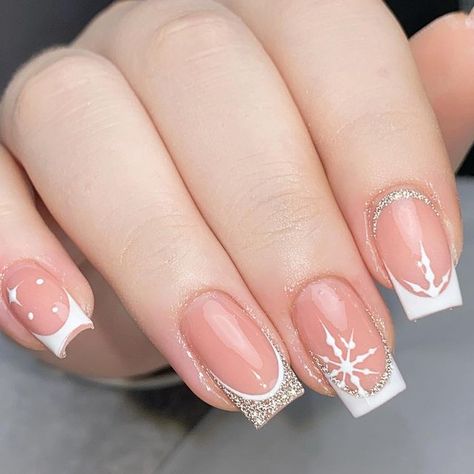 Xmas Nails Silver, Nee Years Nails Idea, Cute Simple Christmas Nails Winter, French Christmas Nails, Nails Navidad, Navidad Nails, Winter Nails Christmas, Christmas Nails Ideas, December Nails