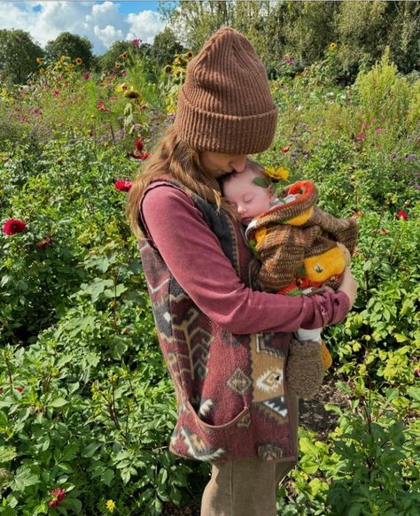 Pregnant Hippie, Hippie Mom Aesthetic, Granola Mom Aesthetic, Crunchy Mom Aesthetic, Crunchy Aesthetic, Hippie Pregnancy, Ivy Aesthetic, Hippie Family, Granola Mom