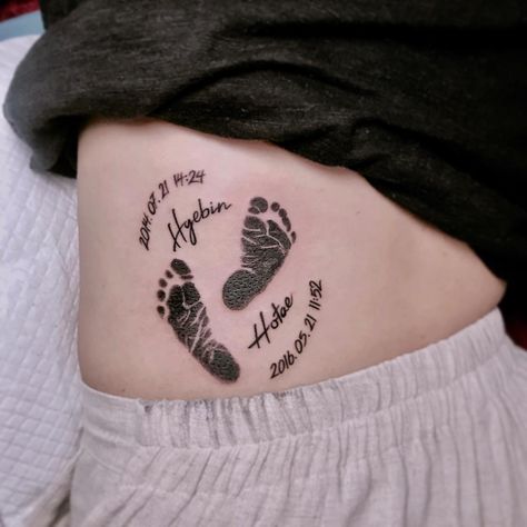 Baby Feet Tattoos For Moms, Tattoo For Two Kids, Tattoos For My Daughter, Baby Feet Tattoo, Newborn Tattoo Ideas, Footprint Tattoo Ideas, Mom Baby Tattoo, Mutterschaft Tattoos, Baby Footprint Tattoo