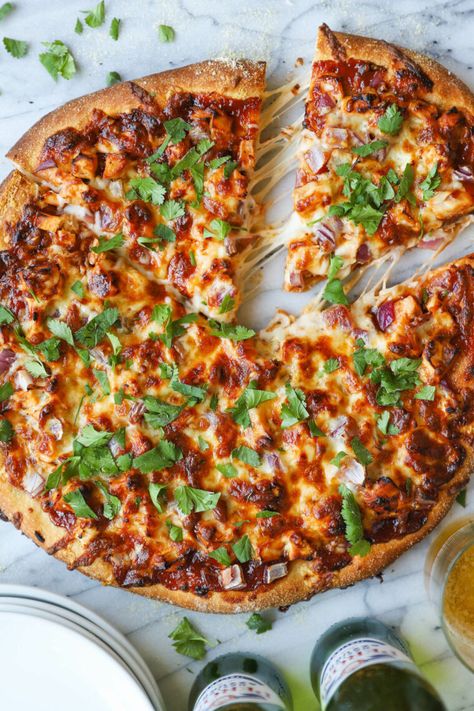 BBQ Chicken Pizza - You can use homemade pizza dough (or store-bought) with leftover rotisserie chicken for the best (speediest) dinner ever! Barbecue Chicken Pizza Recipe, Damn Delicious Recipes, Bbq Chicken Pizza Recipe, Chicken Pizza Recipe, Barbecue Chicken Pizza, Garlic Ranch, Chicken Pizza Recipes, Pizza Calzones, Pizza Flatbread