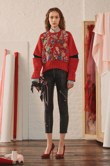 Alexander Mcqueen Resort, Kids Fashion Trends, Resort Fashion, Armani Prive, 2018 Fashion, Knitwear Fashion, Red Sweater, Current Fashion Trends, Fashion 2018