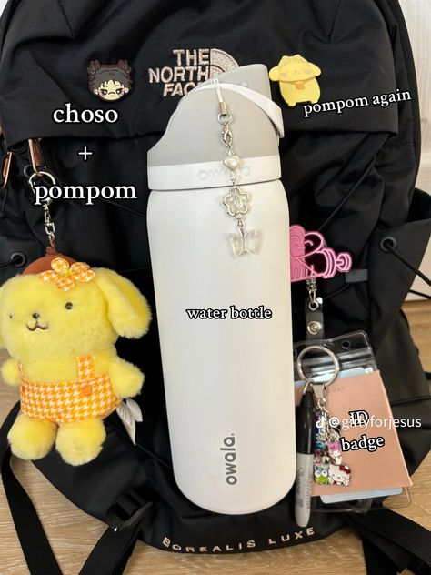 Owala Water Bottle Aesthetic Accessories, Owala Decoration Ideas, Owala Water Bottle Aesthetic, Owala Water Bottle, Backpack Inspiration, Trendy Water Bottles, Inside My Bag, Bag Essentials, Pretty Bags