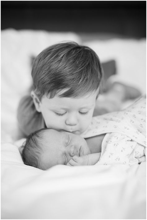 Sibling Photography Newborn, Newborn Family Pictures, Newborn Sibling, Baby Boy Newborn Pictures, Baby Boy Newborn Photography, Foto Newborn, Relationship Meaning, Newborn Photography Boy, Newborn Family Photos