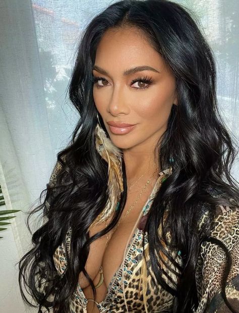 Nicole Scherzinger Hair, Nicole Scherzinger Style, Chiffon Maxi Skirt, Glam Makeup Look, Wispy Lashes, Beauty Pop, Nicole Scherzinger, Beauty Influencer, Feminine Beauty