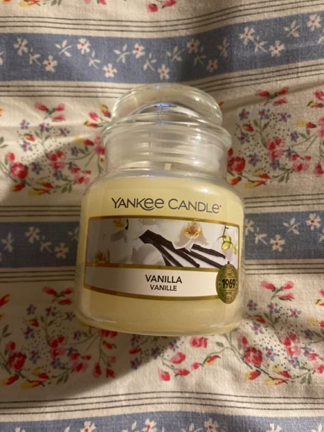 Yankee Candle Aesthetic, Vanilla Scented Candles Aesthetic, Aesthetic Yankee Candle, Yankee Candle Vanilla, Candels Yanke Candle, Yankee Candle Scents, Sweet Candles, Long Lasting Candles, Candle Obsession