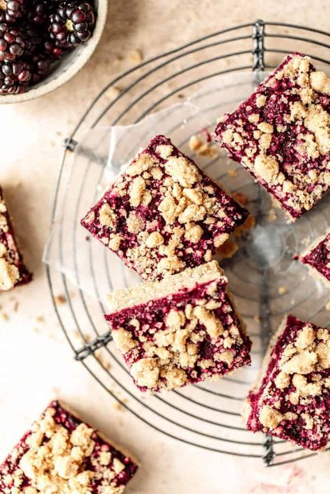 Easy Blueberry Desserts, Berry Crumble Bars, Blueberry Crumb Bars, Blueberry Desserts Recipes, Crumb Bars, Berry Crumble, Blueberry Crumble, Blueberry Desserts, Crumble Bars