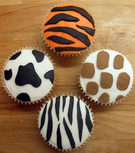 Cupcake pelle di animale, molto semplici e troppo carini! Animal Print Cupcakes, Animal Print Party, Jungle Birthday Party, Jungle Cake, Safari Cakes, Zoo Birthday, Animal Cupcakes, Safari Birthday Party, Safari Birthday