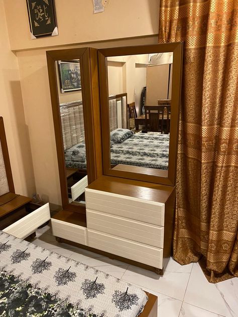 Dressing table Dresing Tebal Design Modern Wood, Dressing Table Ideas Bedroom Modern, Bedroom Mirror Design, Rotating Shelves, Latest Dressing Table Designs, Wooden Bedroom Furniture Sets, Dressing Table Mirror Design, Luxury Room Design, Wooden Dressing Table