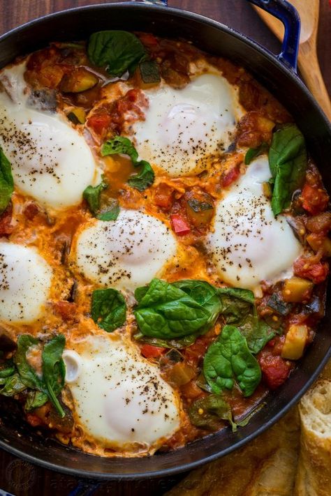 This Ratatouille Brunch Skillet is loaded with zucchini, hearty eggplant and bell peppers in a spicy tomato based sauce, crowned with egg and fresh spinach. | natashaskitchen.com Brunch Skillet, Engagement Brunch, Yum Breakfast, Spicy Eggplant, Mobile Cafe, Buffet Bar, Lo Carb Recipes, Food Platter, Amazing Breakfast