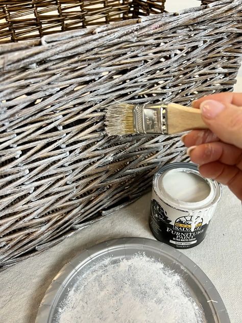 Painting Wicker Baskets, Painted Wicker Baskets, Wicker Basket Makeover, Diy Wicker Basket, Paint Wicker Basket, Spray Paint Wicker, Painting Baskets, Dry Brush Painting, Basket Makeover