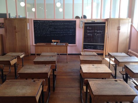 Classroom from 1950s/60s -Scotland Street School Museum 60s High School Aesthetic, Old Classroom Aesthetic, 60s Classroom, 1950s High School Aesthetic, 1960s Classroom, 1950s Classroom, 90s Classroom, 90s School, 1950s School