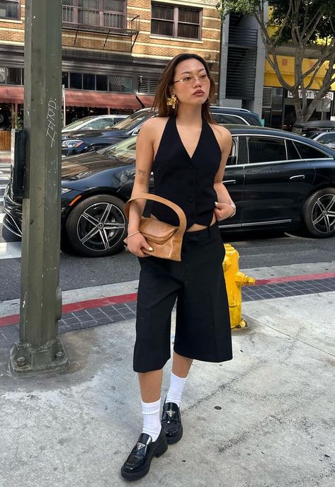 Japan Outfit Inspo Summer, Tokyo Fits Summer, Black Jorts Outfits, Summer Fits Japan, Black Summer Streetwear Overalls, Black Jorts Outfit Women’s, Black Summer Streetwear Skirt, Japan Summer Outfit, 2000 Outfits