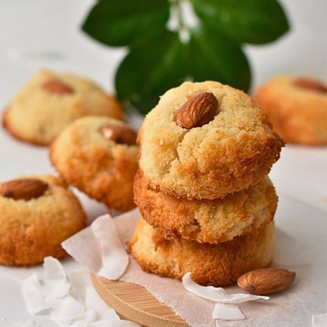 Coconut Almond Cookies 4 Ingredient Cookies, Coconut Cookies Recipes, Amaretti Cookies, Banana Cookies, Coconut Almond, Coconut Cookies, Italian Cookies, Almond Cookies, Soft Cookie