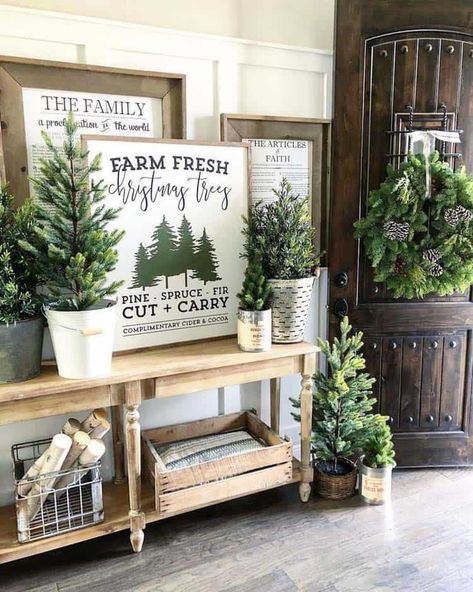 25 Warm And Welcoming Christmas Decorated Entryway Ideas Christmas Entryway, Winter Things, Farmhouse Christmas Tree, White Christmas Decor, Farmhouse Decoration, Christmas Decorations Rustic, Farmhouse Christmas Decor, Primitive Christmas, Noel Christmas