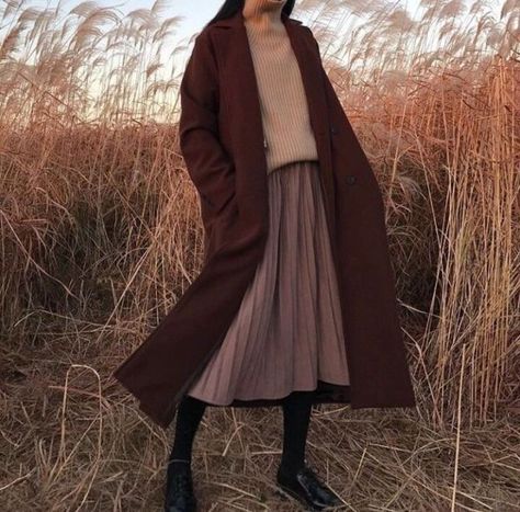 Browse these dark academia fashion and dark academia outfit options #darkacademiaoutfit #darkacademiafashion Midi Skirt Fall Outfit, Outfit Maroon, Dark Academia Aesthetic Fashion, Dark Academia Aesthetic Outfit, Maroon Aesthetic, Mantel Outfit, Midi Skirt Fall, Academia Aesthetic Outfit, Aesthetic Image