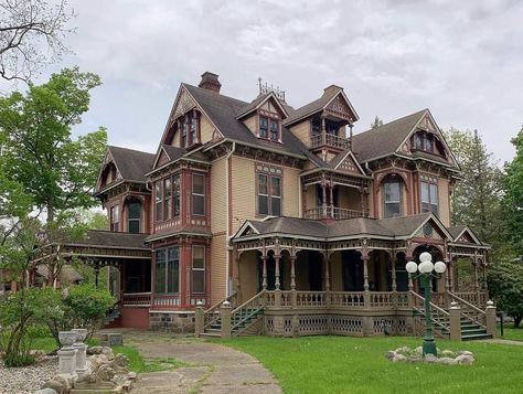 1920s Mansion Exterior, 1920s Mansion, Abandoned Farm, Mansion Exterior, Victorian Beauty, Victorian Style Homes, Farm Houses, Victorian Mansions, Dream Homes