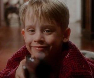 796 images about 90's. on We Heart It | See more about 90's, vintage and goals Kevin Alone At Home, Home Alone Characters, Kevin Home Alone, Alone At Home, Christmas Widgets, Home Alone Movie, Kevin Mccallister, Home Alone Christmas, Best Christmas Movies