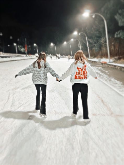 Best Christmas Destinations, Ice Skating Pictures, Skating Pictures, Ice Skating Outfit, Skating Aesthetic, Christmas Destinations, Winter Inspo, Winter Photoshoot, I Love Winter