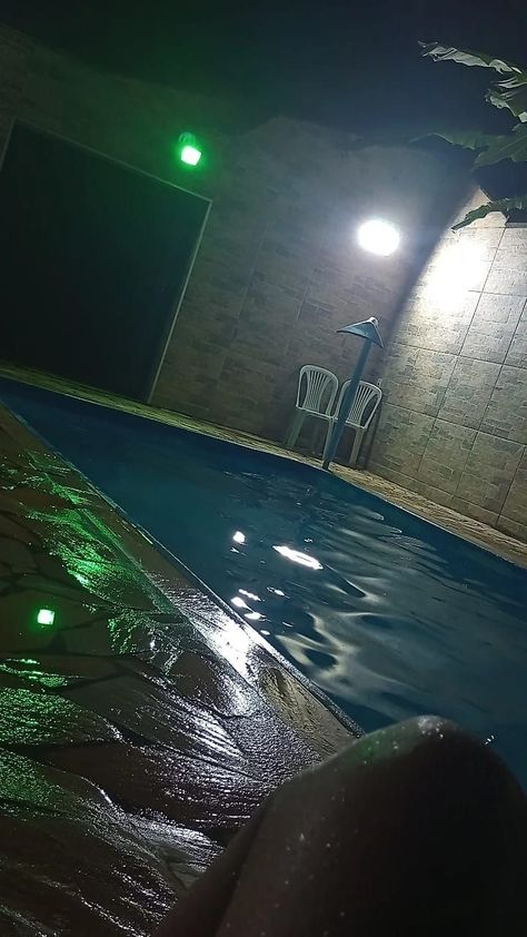 Swimming Night Aesthetic, Fake Story Piscina, Piscina Story, Night Swimming Aesthetic, Fake Story Night, Fake Insta Story, Alcoholic Drinks Pictures, Foto Fake, Bad Girl Quotes