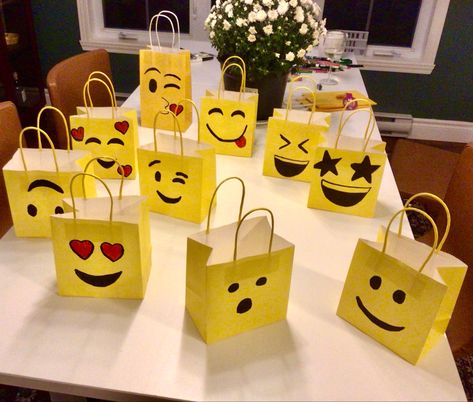 Emoji Gift, Emoji Birthday Party, Emoji Birthday, Smiley Emoji, 10th Birthday, Gifts Diy, Art Craft, Box Packaging, Paper Shopping Bag