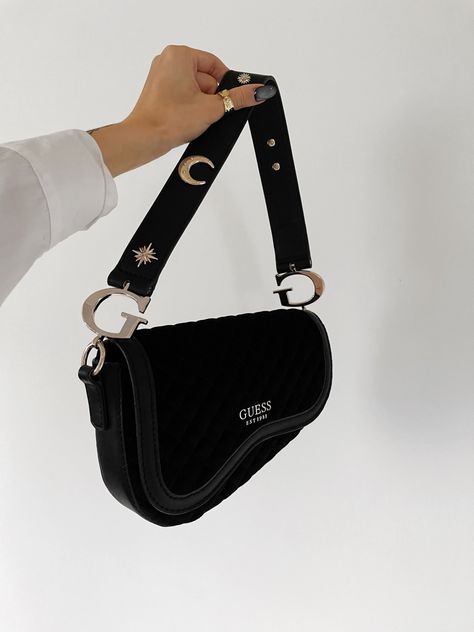 Guess Bags Aesthetic, Guess Bag Outfit, Black Mini Bag, My Style Bags, Guess Bag, Simple Look, Trolley Bags, Girly Bags, Luggage Backpack