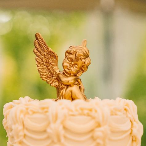 Absolutely in love with this unique, vintage cherub on #realutahcouple @jolley.jeni and Brandon's wedding cake! I love that this cake topper is a statement piece and tied perfectly into their vintage theme. Plus, Jeni, the bride made her own cake because she is a literal artist and cake decorator. More to come from this wedding soon 💖 #wedutah #uniquecaketopper #cherub #vintagewedding #vintagecake #utahmountainwedding Vintage Cherub, Unique Cake Toppers, Utah Mountains, Cake Decorator, Valentine Cupid, Retro Valentines, Vintage Theme, Vintage Cake, More To Come