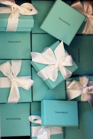 Tiffany & Co.boxes Tiffany Boxes, Tiffany Box, Second Hand Shop, Color Aqua, Tiffany Jewelry, Breakfast At Tiffanys, Idul Fitri, Cup Cakes, Vintage Trucks