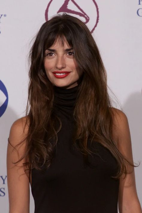 Vicky Christina Barcelona, Makeover Hair, Undercut Haircut, Roll Hairstyle, Bare Face, Wispy Bangs, Long Brown Hair, Penelope Cruz, Red Lipstick