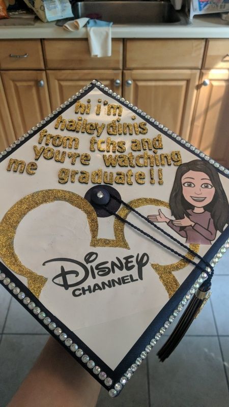 Graduation Cap Pictures, High School Graduation Cap Designs, Disney Graduation Cap, Funny Graduation Caps, Creative Graduation Caps, Disney Graduation, College Grad Cap Ideas, Grad Cap Decorated, Graduation Cap Decoration Diy