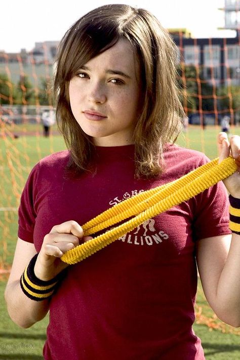 Elliot Page, Ellen Page, Canadian Actresses, Grunge Hair, Hard Candy, Woman Crush, Juno, Hairstyles With Bangs, Coming Out